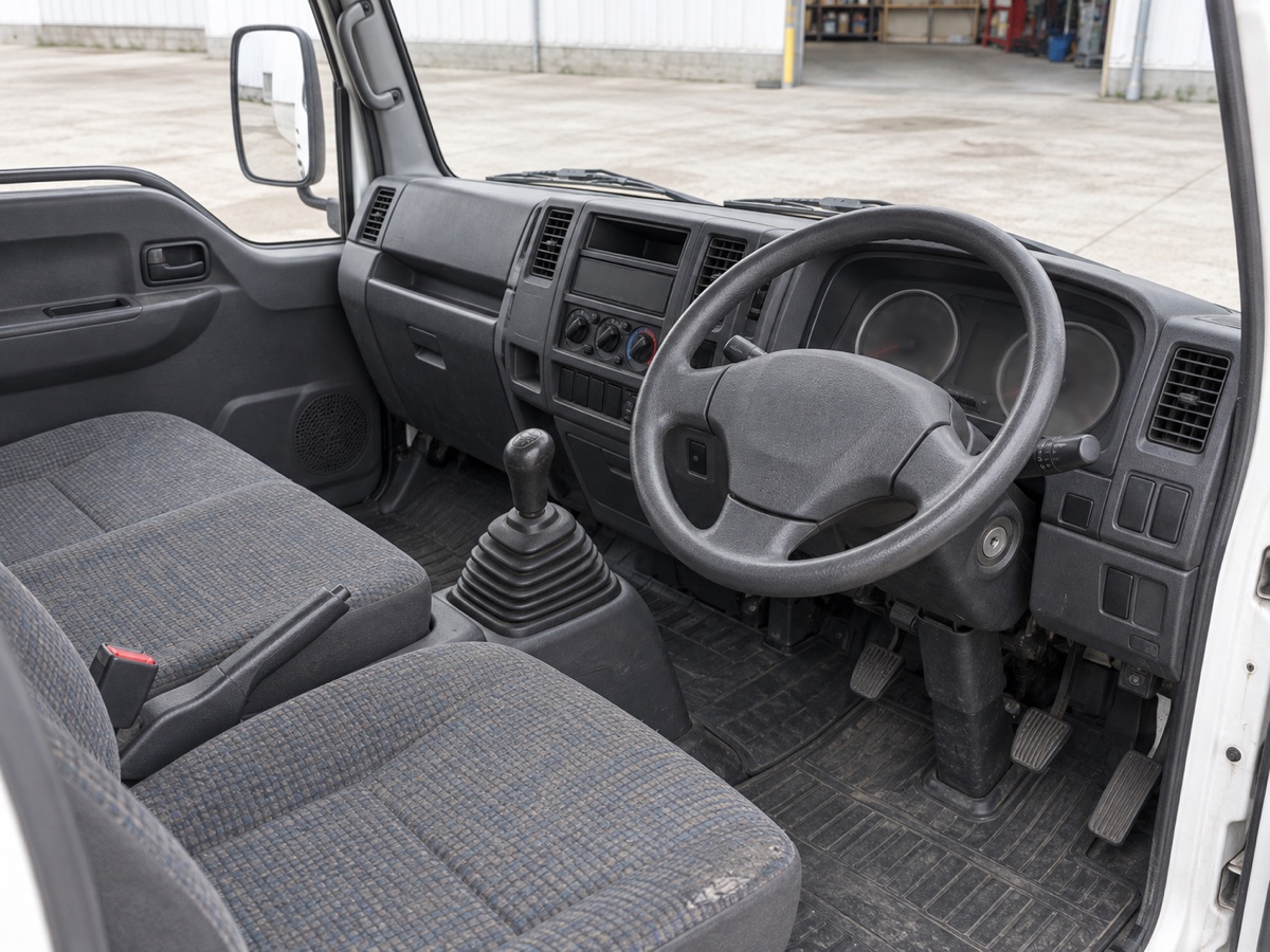 運転席のメーターパネルとシート